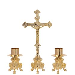 Oltárkereszt gyertyatartókkal